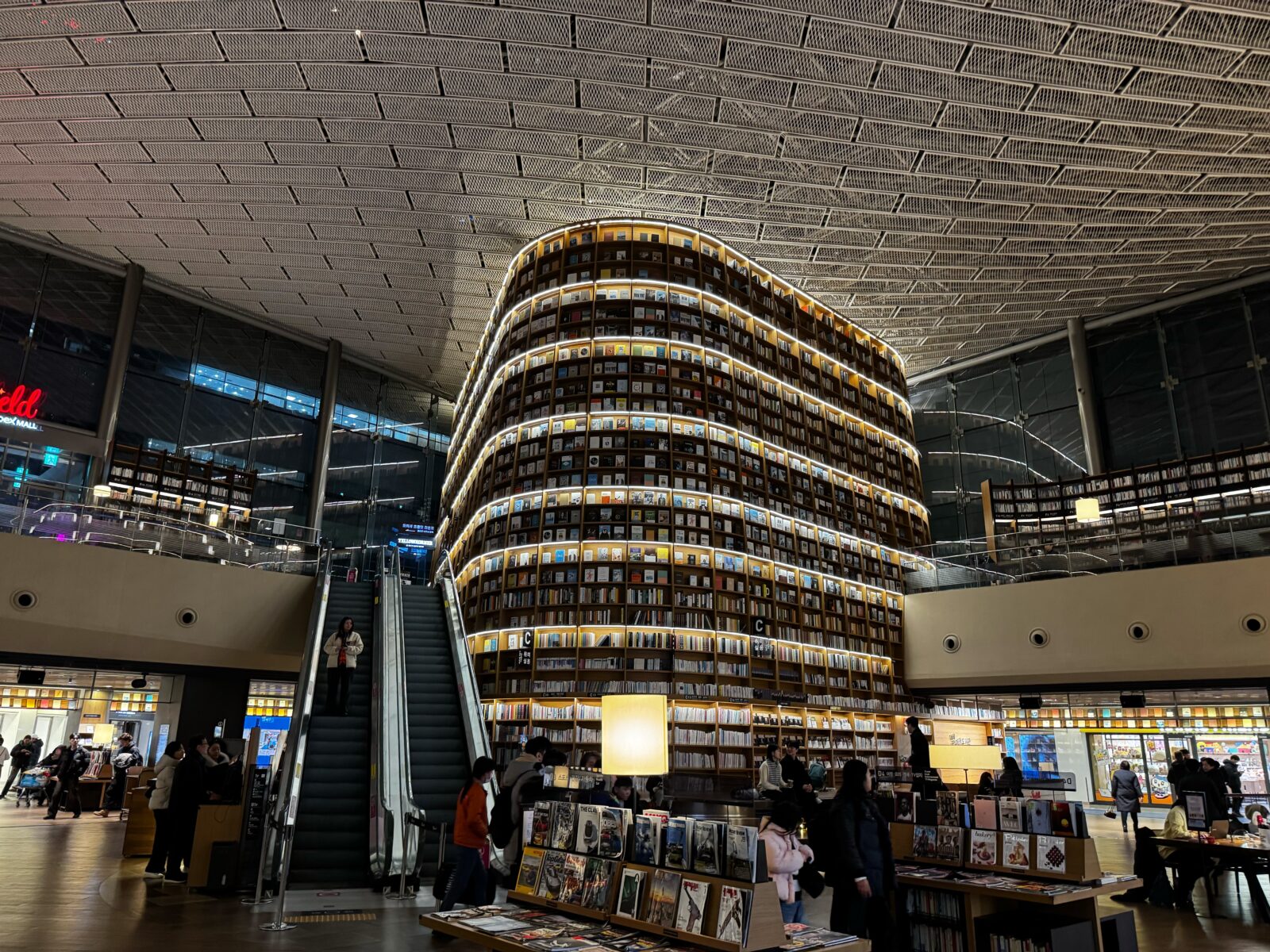 2025년 2월 코엑스몰 별마당도서관의 실제 모습 SLW 전시장과 구분되는 몰 내부